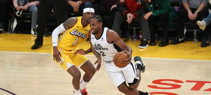 Basketbalisté Los Angeles Clippers zvládli duel s městskými rivaly Lakers i podruhé v sezoně NBA a ve vánočním duelu zvítězili 111:106.