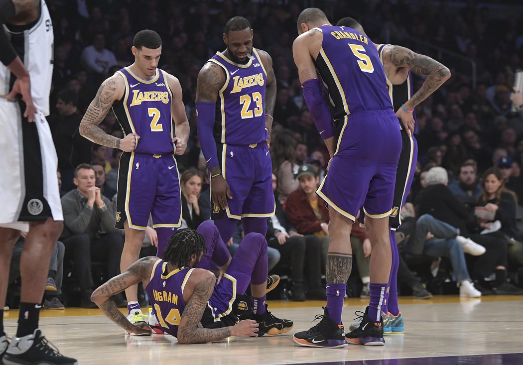 Spoluhráči z Lakers pozorují zraněného Brandona Ingrama