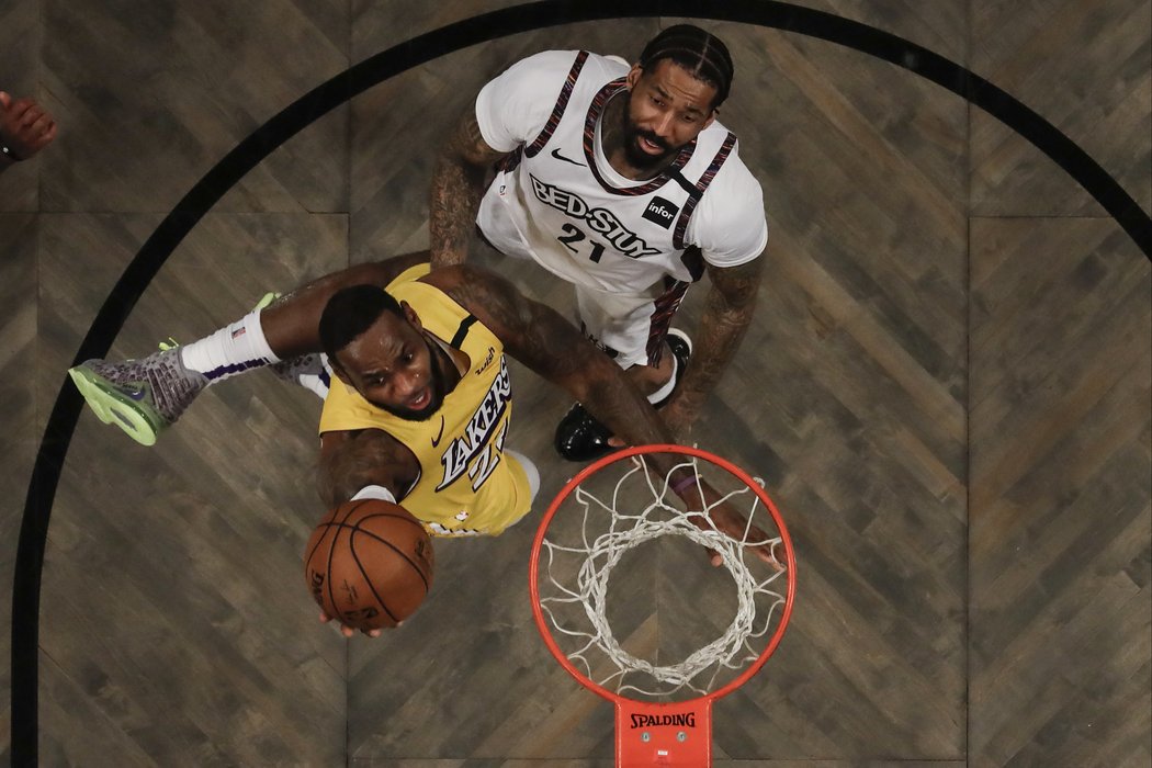 Wilson Chandler jen přihlíží zakončení v podání LeBrona Jamese