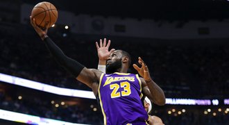 Jamesův triple double přinesl Lakers výhru nad New Orleans