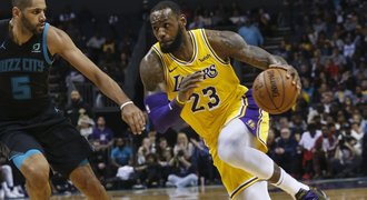 Paráda! James i Ball dosáhli při výhře Lakers na triple double