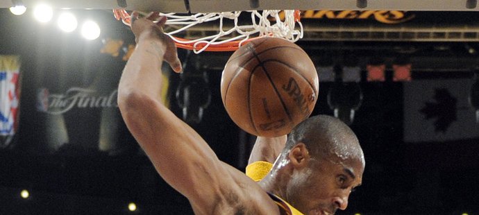 Kobe Bryant z Los Angeles Lakers smečuje do koše v prvním finálovém zápase NBA proti Bostonu