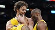 Španěl Pau Gasol a Kobe Bryant (vpravo) gratulují v prvním semifinále NBA proti Phoenixu k vydařené střele Shannonu Brownovi