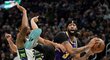 Anthony Davis z LA Lakers tvrdě doskakuje v souboji s Giannisem Antetokounmpem