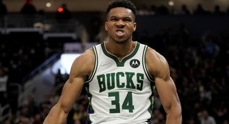 Antetokounmpo 47 body zdrtil Lakers. Jízda Phoenixu i bláznivý koš z půlky