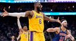 LeBron James v závěru selhal a Lakers padli. Satoranský ani Krejčí nehráli