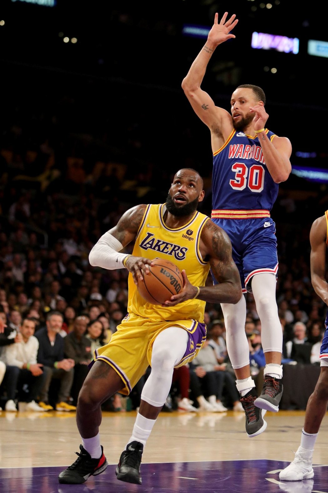 Stephen Curry dal proti Lakers 30 bodů, LeBron James zvládl téměř dvojnásobek