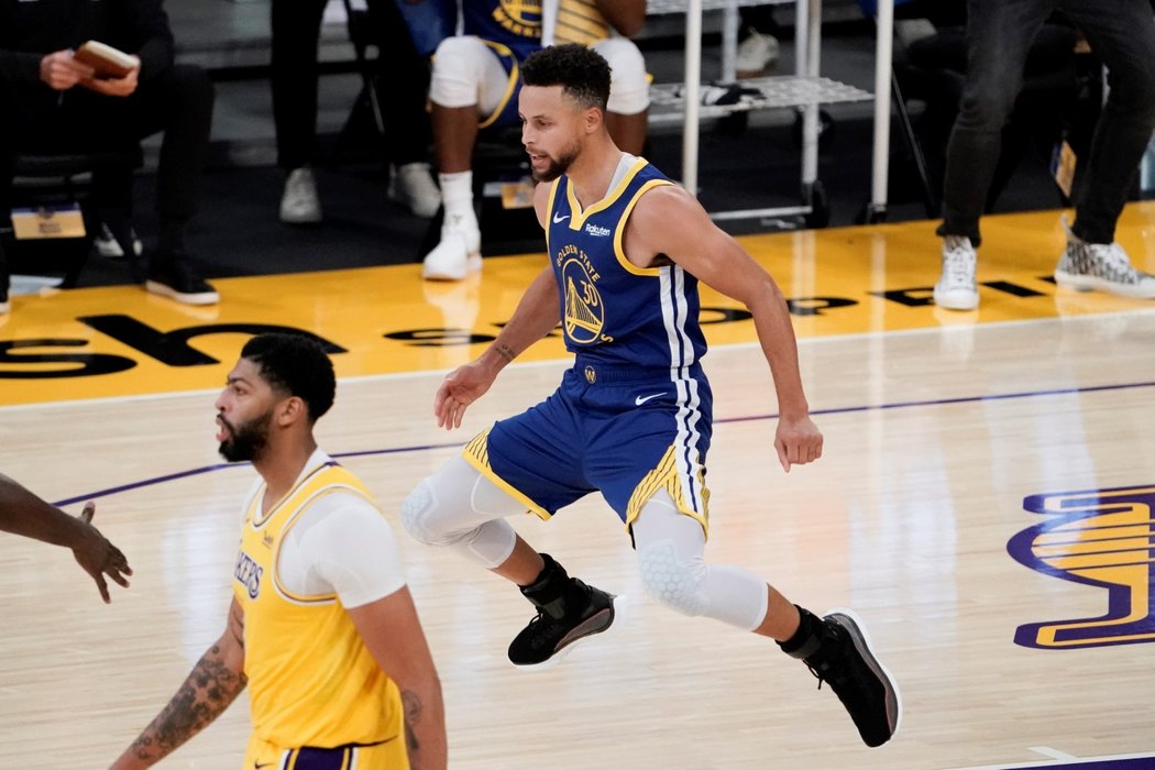 Stephen Curry dovedl Warriors k těsnému vítězství nad Lakers