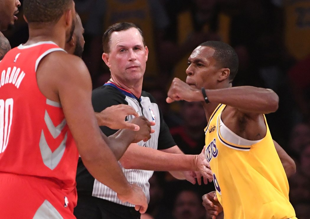 Rajon Rondo z LA Lakers se pěstmi pustil do Chrise Paula poté, co mu prsty sáhl do obličeje