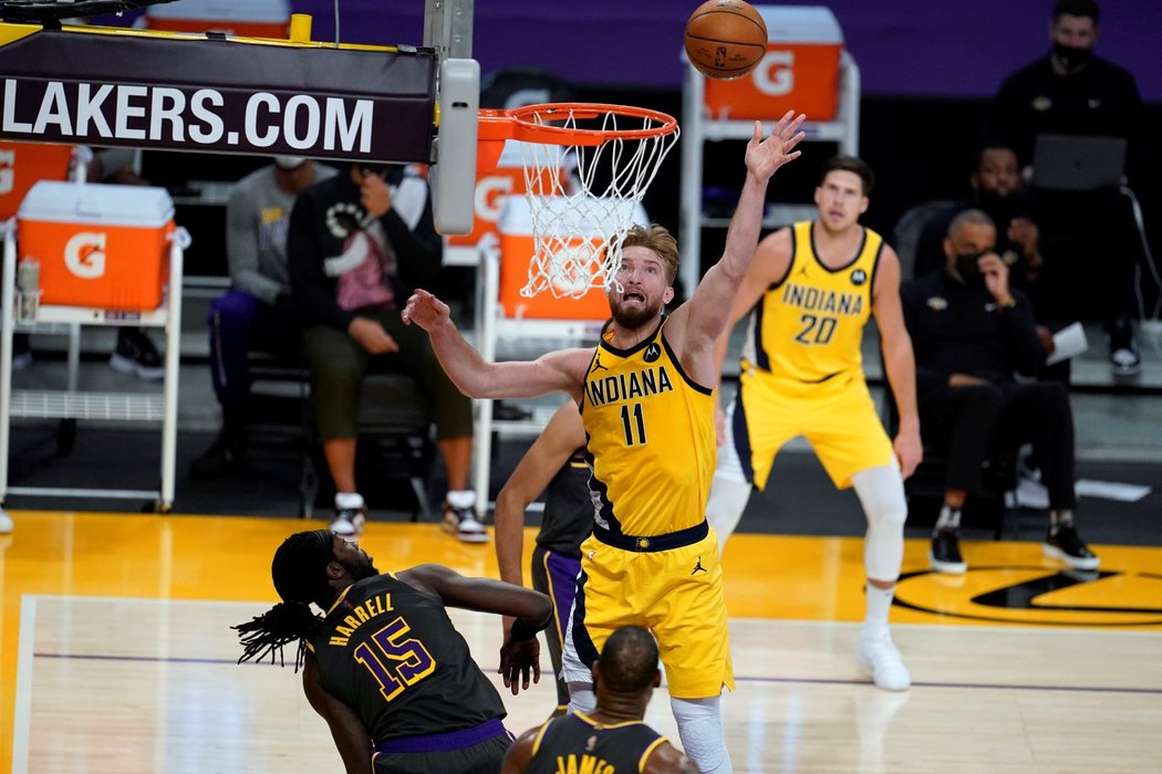Domantas Sabonis během útoku proti Lakers