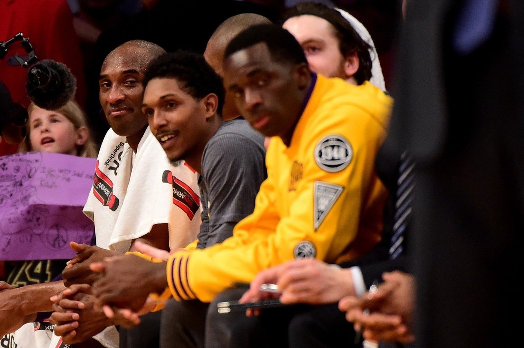 Lou Williams vedle Kobeho Bryanta na lavičce Lakers