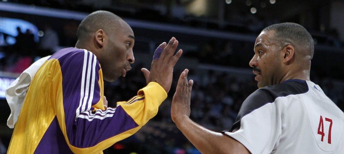 Kobe Bryant se hádá s rozhodčím po odpískání technického faulu