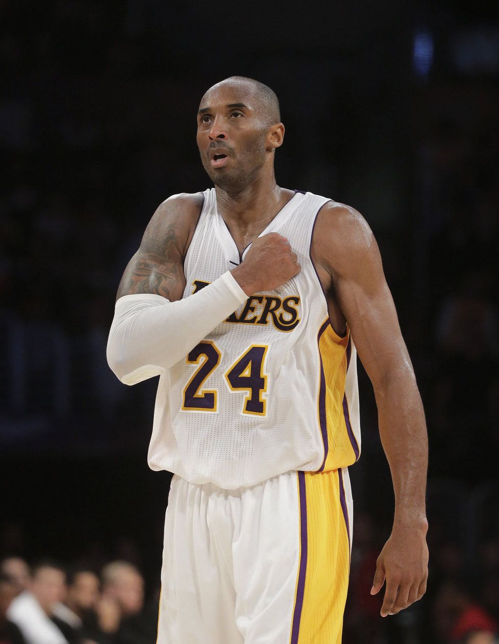 Basketbalista Los Angeles Lakers Kobe Bryant se hecuje po úspěšném zásahu v zápase s Torontem