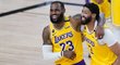 LeBron James a Anthony Davis slaví výhru Lakers