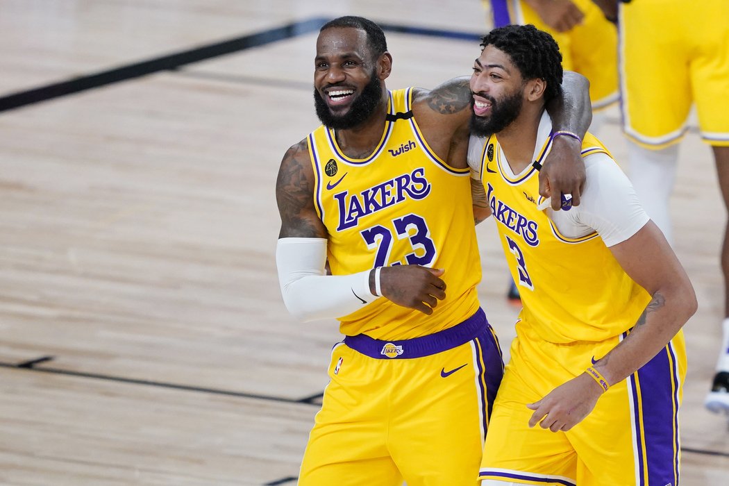 LeBron James a Anthony Davis slaví výhru Lakers