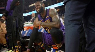 Lakers porazili šampiona NBA, ale přišli o Jamese. Po zranění odstoupil