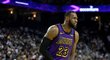 Basketbalisté Los Angeles Lakers vyhráli na palubovce vítěze NBA Golden State 127:101, ale přišli o svou největší hvězdu. LeBron James ve třetí čtvrtině uklouzl a odstoupil kvůli problémům s tříslem