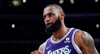 LeBron James se vrátil triple doublem a režíroval obrat Lakers proti Knicks