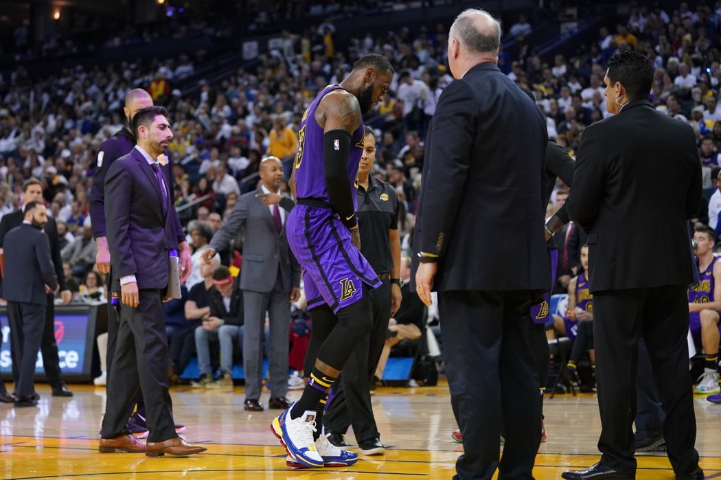 Basketbalisté Los Angeles Lakers vyhráli na palubovce vítěze NBA Golden State 127:101, ale přišli o svou největší hvězdu. LeBron James ve třetí čtvrtině uklouzl a odstoupil kvůli problémům s tříslem