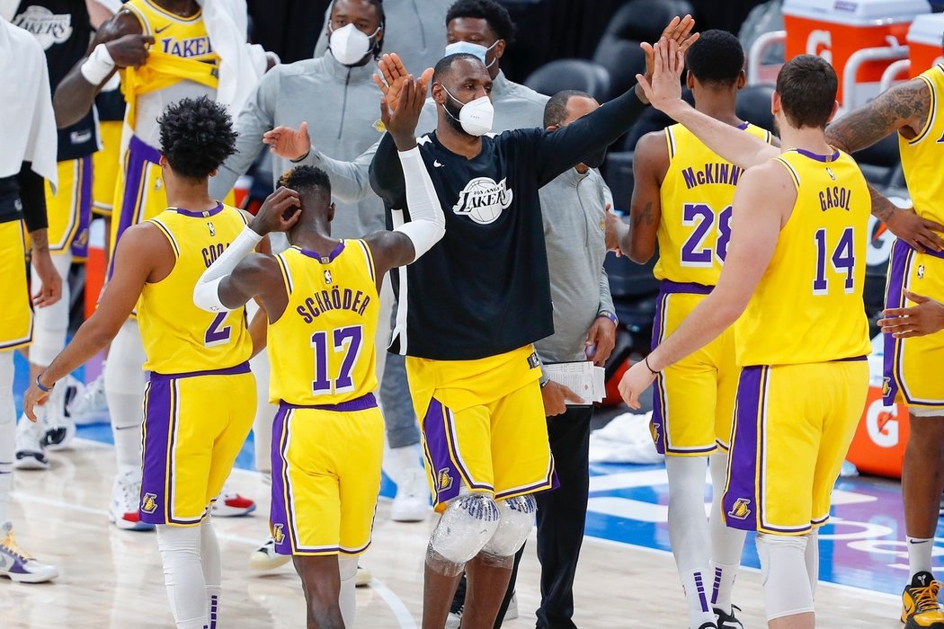 LeBron James si plácá se spoluhráči z Lakers v zápase s Oklahomou