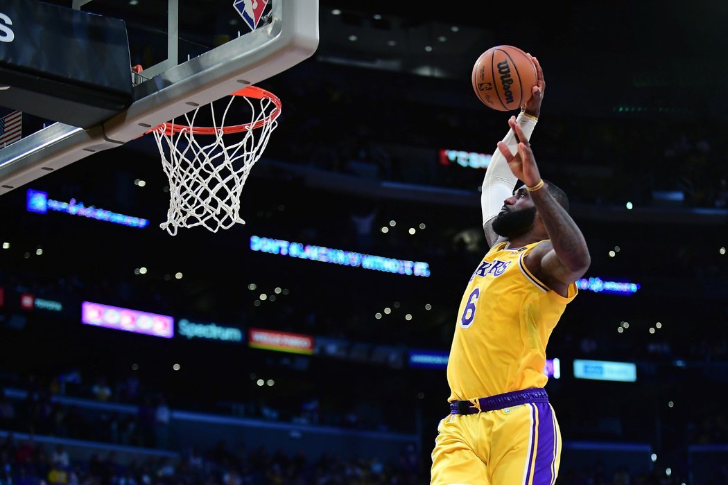 LeBron James táhl Lakers k výhře 30 body a 10 asistencemi
