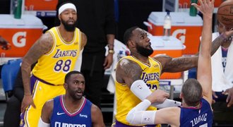 Šampioni Lakers padli na úvod s Clippers. Durant s Irvingem vyhráli