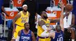 Obhájci titulu Los Angeles Lakers v úvodním zápase nové sezony nestačili na městského rivala Clippers
