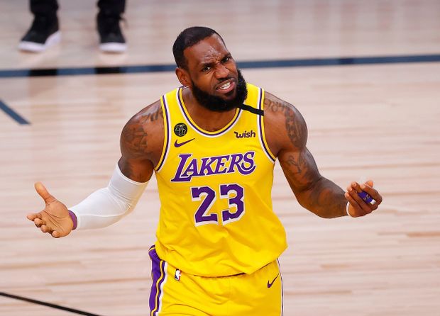 LeBron James v dresu Lakers LeBron James v dresu Lakers