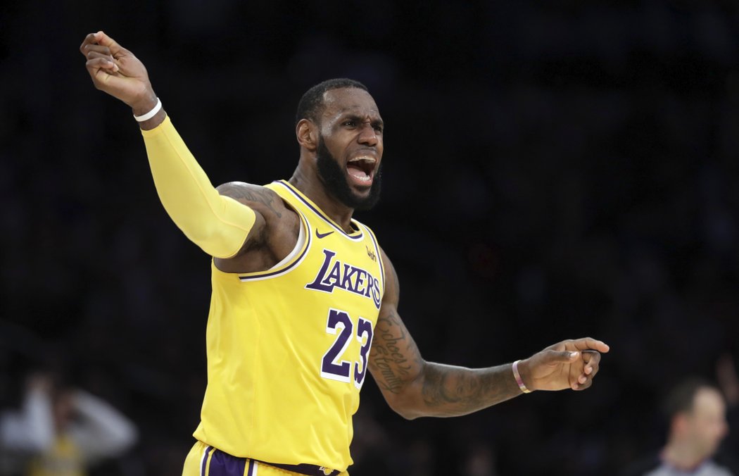 LeBron James táhl Lakers k výhře nad bývalým klubem, Miami Heat