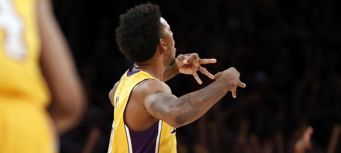 Nick Young z Los Angeles Lakers se raduje ze své rozhodující trojky v zápase NBA proti Oklahomě