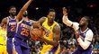 Centr LA Lakers Dwight Howard se probíjí do koše