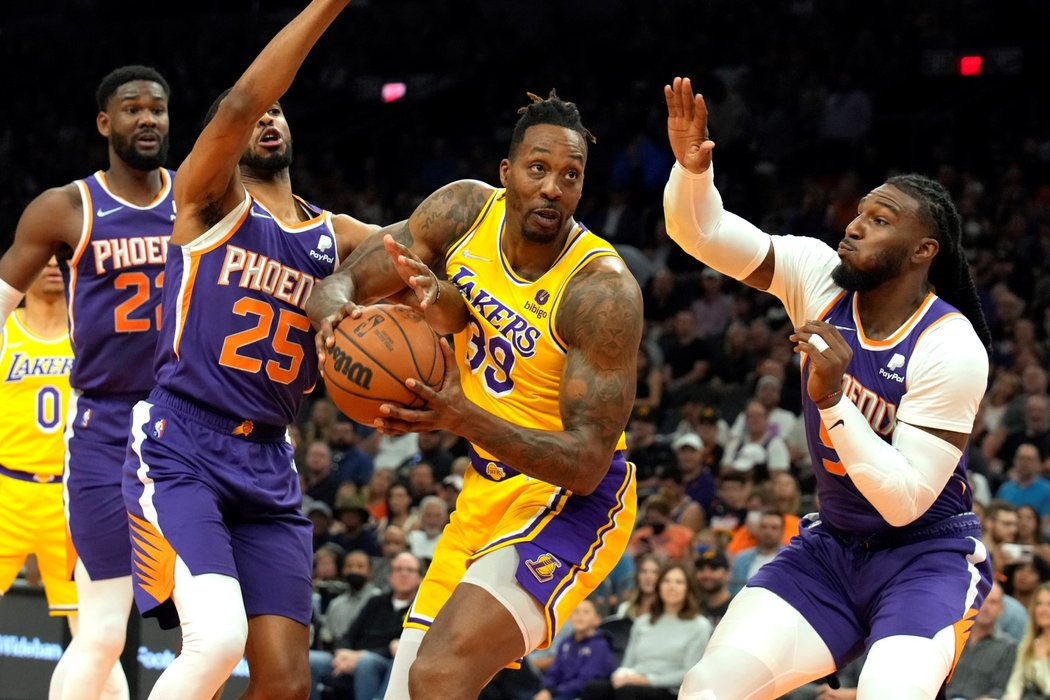 Centr LA Lakers Dwight Howard se probíjí do koše