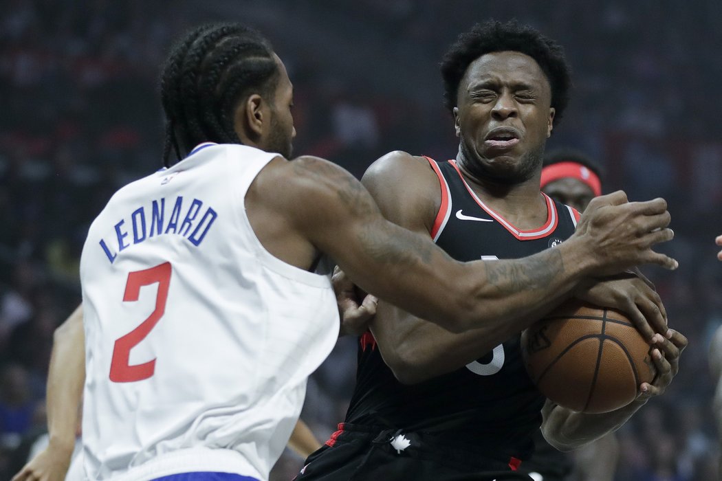 Kawhi Leonard brání OG Anunobyho z Toronta