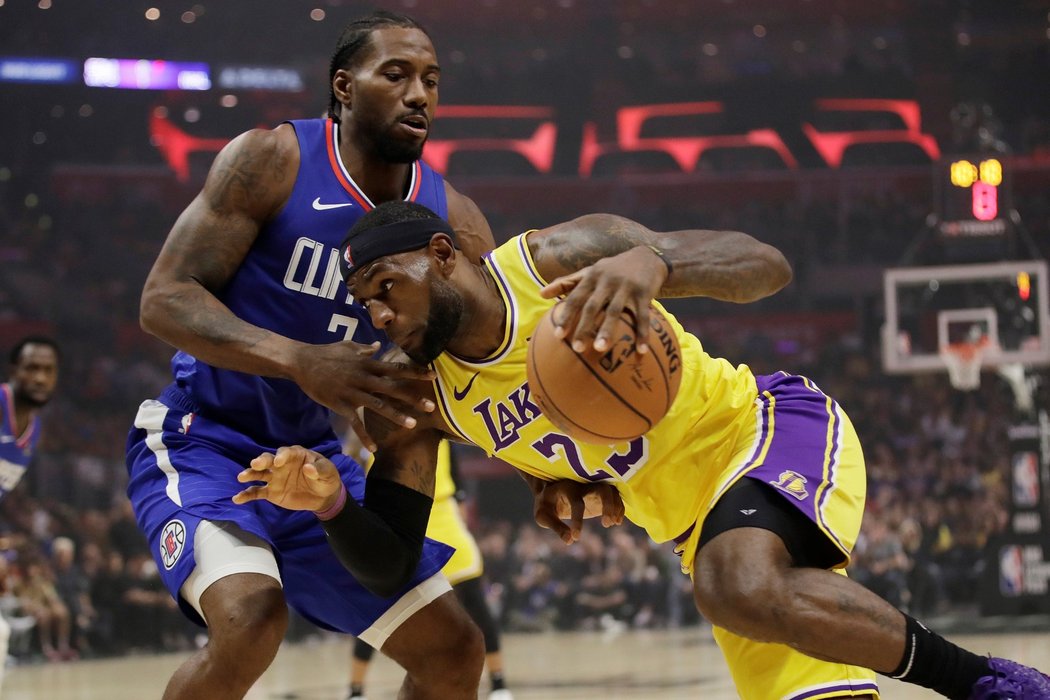 Los Angeles Lakers v prvním zápase letošní sezony proti Los Angeles Clippers