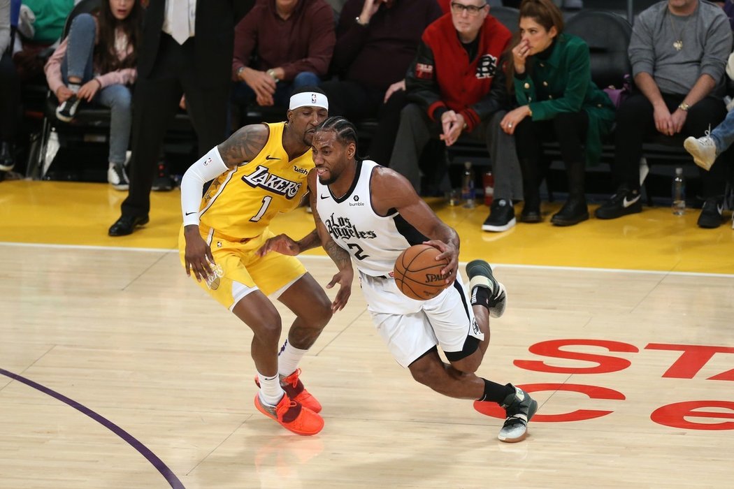 Basketbalisté Los Angeles Clippers zvládli duel s městskými rivaly Lakers i podruhé v sezoně NBA a ve vánočním duelu zvítězili 111:106.