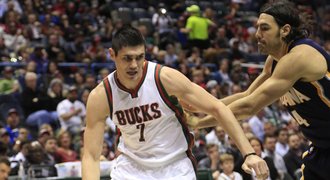 Basketbalisté Milwaukee porazili v důležitém duelu NBA Indianu