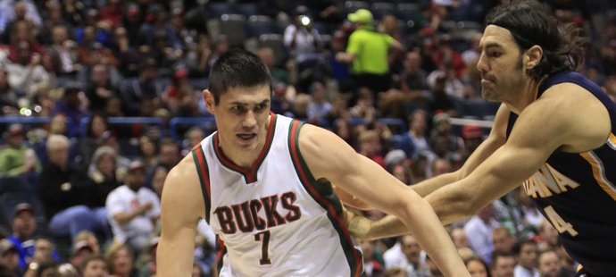 Ersan Ilyasova z Milwaukee utíká Luisi Scolovi z Indiany