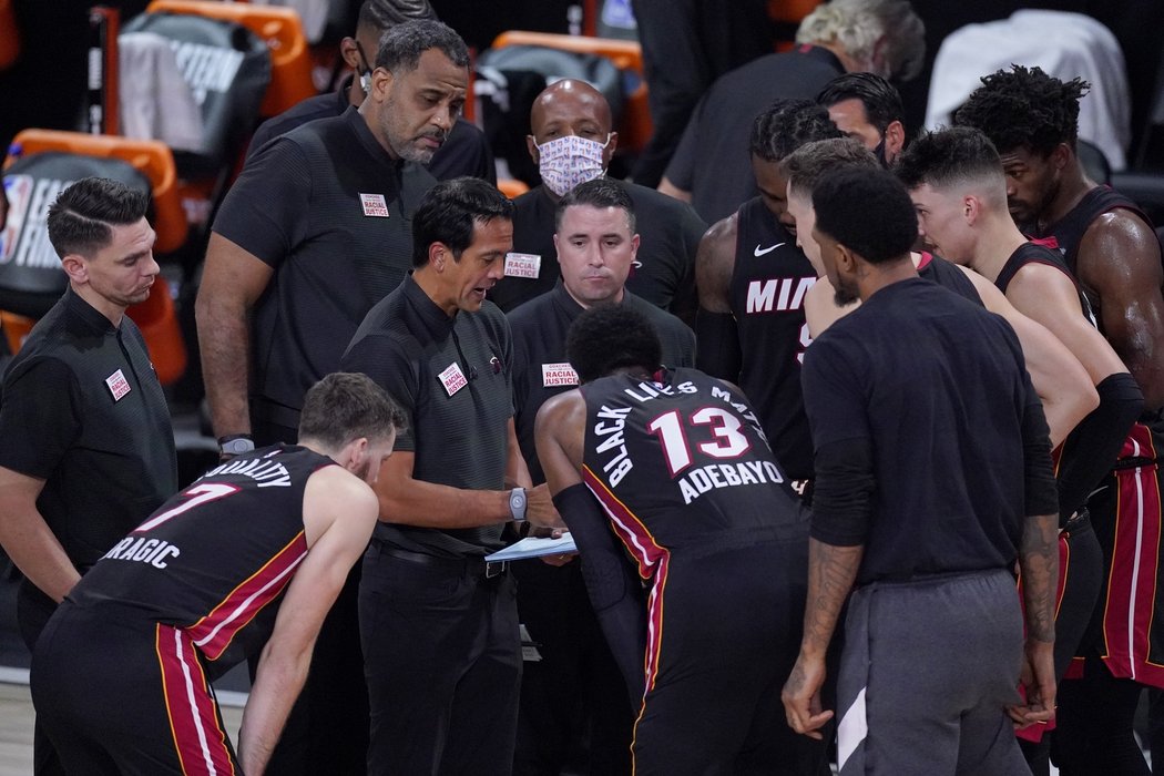 Porada basketbalistů Miami při utkání proti Bostonu
