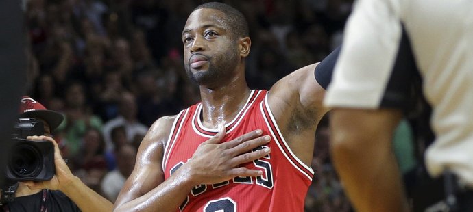 Dojatý Dwyane Wade děkuje fanouškům při projekci videa, které připomnělo jeho působení v Miami