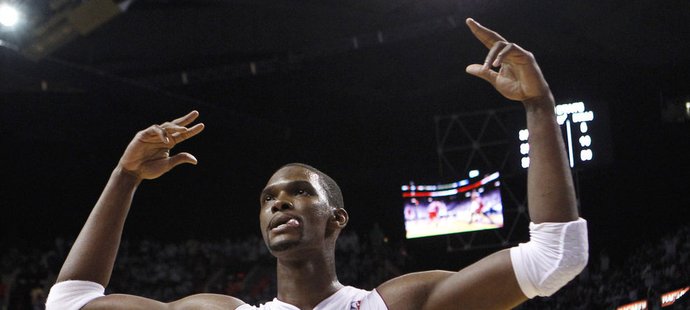 Chris Bosh z Miami se raduje z úspěšného bloku v zápase proti Chicagu