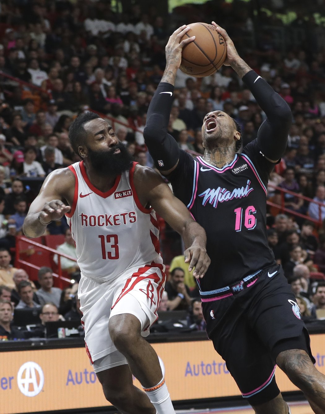 Nejlepší střelec ligy James Harden z Rockets si plní defenzivní povinnosti proti hráči Heat Jamesi Johnsonovi