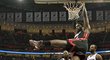 VIDEO: LeBron James si v NBA zalétal. Při smeči přeskočil protihráče!