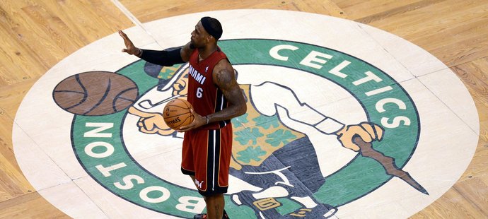 LeBron James na palubovce Bostonu Celtics