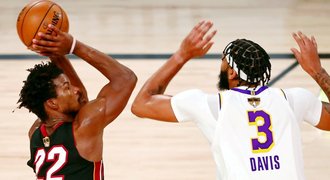 Miami zdolalo Lakers a stáhlo manko ve finále NBA. Zazářil Butler
