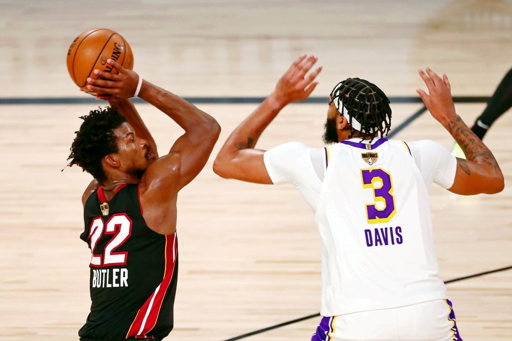 Basketbalisté Miami porazili ve třetím finále NBA Los Angeles Lakers a stáhli sérii na 1:2 na zápasy. Čtyřiceti body zazářil Jimmy Butler