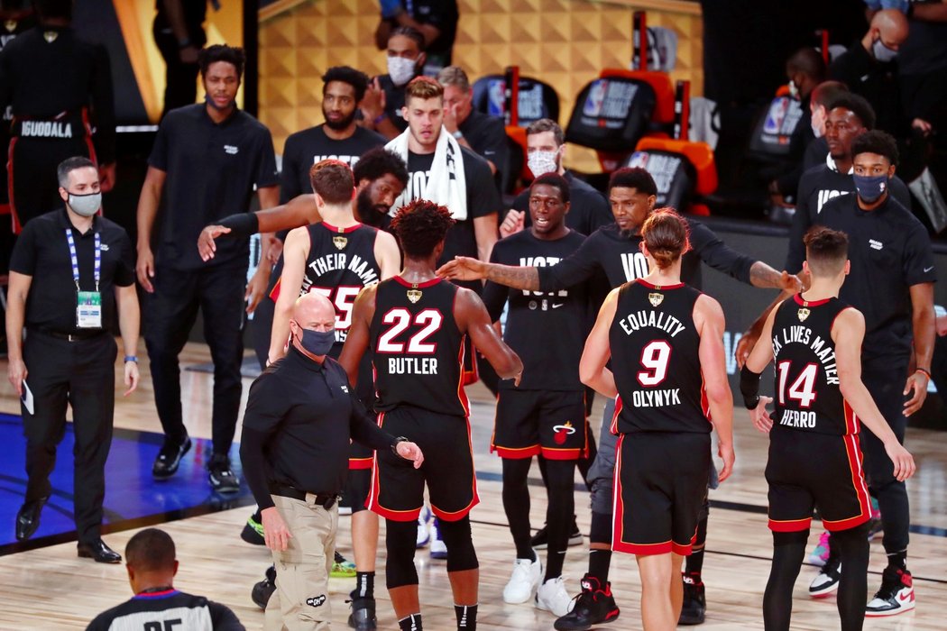 Basketbalisté Miami porazili ve třetím finále NBA Los Angeles Lakers a stáhli sérii na 1:2 na zápasy. Čtyřiceti body zazářil Jimmy Butler