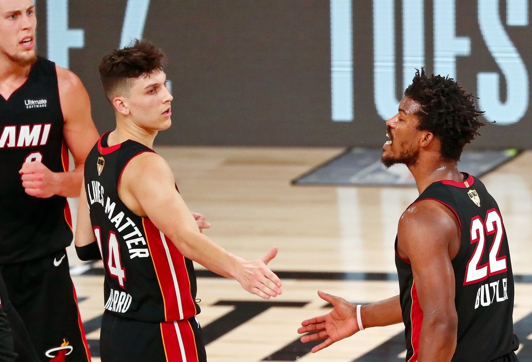 Basketbalisté Miami porazili ve třetím finále NBA Los Angeles Lakers a stáhli sérii na 1:2 na zápasy. Čtyřiceti body zazářil Jimmy Butler