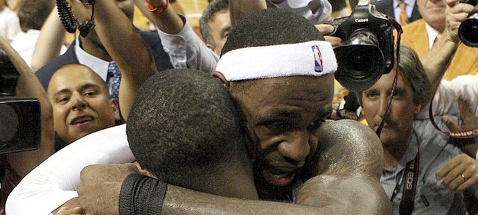 LeBron James se objímá a Dwyanem Wadem po postupu Miami do semifinále NBA