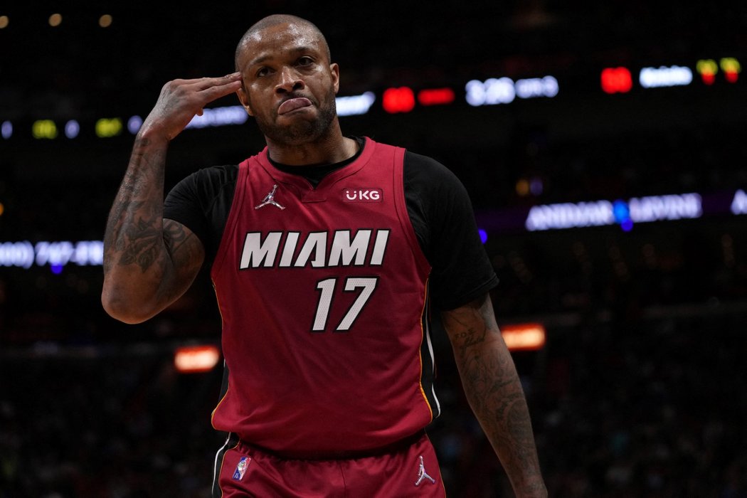 P.J. Tucker slaví úspěšný tříbodový pokus proti NY Knicks