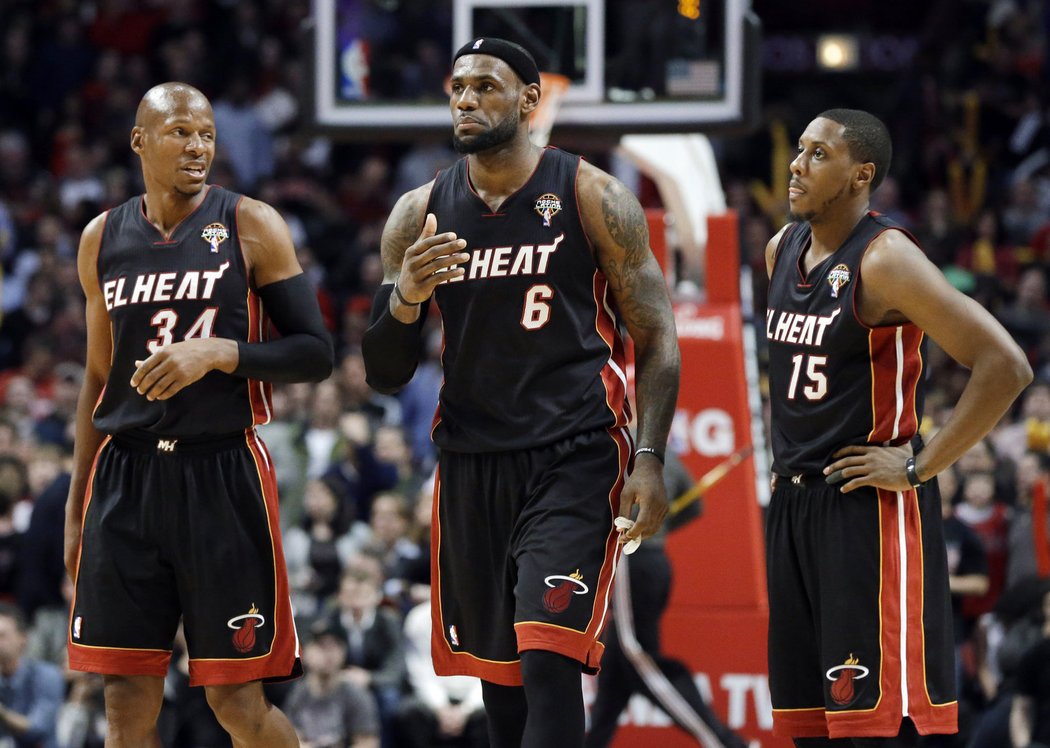 Basketbalisté Miami v Chicagu: (zleva) Ray Allen, LeBron James a Mario Chalmers. Heat přišli s Chicagem o vítěznou šňůru 27 zápasů